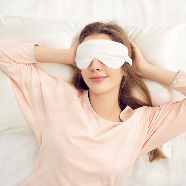 Two Piece Silk Gift Set Ivory Pillowcase & Eye Mask for Sale Two Piece Silk Gift Set Ivory Pillowcase & Eye Mask for Sale